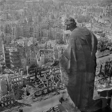 Blick vom Rathausturm im Dresden nach der Bombardierung am 14. Februar 1945