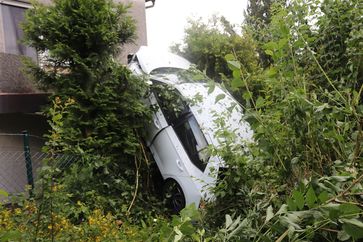 Die Fahrerin konnte sich aus dem senkrecht stehenden Fahrzeug befreien. Bild: Polizei