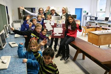 Viel Freude und ein großer Dank dem Spender (hinten links Computer-AG-Lehrerin Monika Hitzbleck, hinten Mitte IT-Leiter Detecon Michael Schomisch, hinten rechts Schulleiterin Britta Schubert, davor die Kinder der 4c). Bild: Das macht Schule Förderverein e.V.