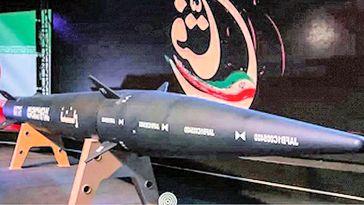 Das von der Iranischen Revolutionsgarde veröffentlichte Bild soll eine Hyperschallrakete vom Typ Fattah bei der offiziellen Präsentation in Teheran am 6. Juni 2023 zeigen.