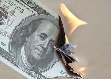 Geld verbrennen (Symbolbild)