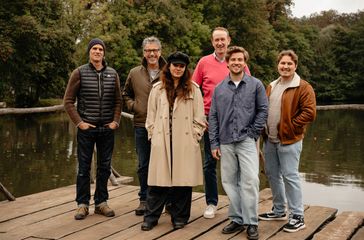 Hintere Reihe v.l.n.r.: Armin Golisano (Bildgestaltung), Wolfgang Groos (Regisseur), Philip Voges (Produzent)Vordere Reihe v.l.n.r.: Nilam Farooq (als ,,Dana Gold"), Jannik Schümann (als ,,Wanja Germann"), Marcel Werner (Producer) (2025) Bild: SWR/Odeon Fiction/Zuzana Panska Fotograf: SWR - Das Erste