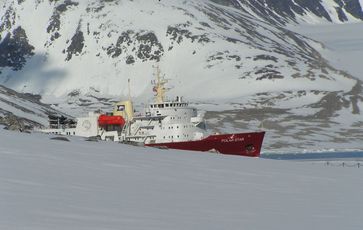 Eisbrecher Polar Star vor Ny-Ålesund (Spitzbergen)