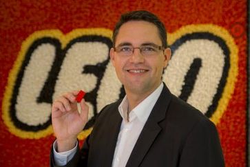 Knapp 17 Prozent Marktanteil 2012 für LEGO Steine in der DACH-Region. Diese Zahl verkündete Michael Kehlet, Vice President LEGO GmbH, am 29. Januar 2013 bei der Spielwarenmesse in Nürnberg. Bild: "obs/LEGO GmbH"