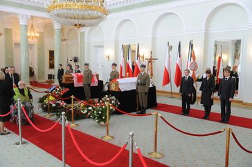Die Särge der Kaczyńskis in der Kapelle des Präsidentenpalastes