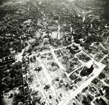 Luftaufnahme der USAAF der großflächig zerstörten Innenstadt von Braunschweig vom 12. Mai 1945 (Symbolbild)
