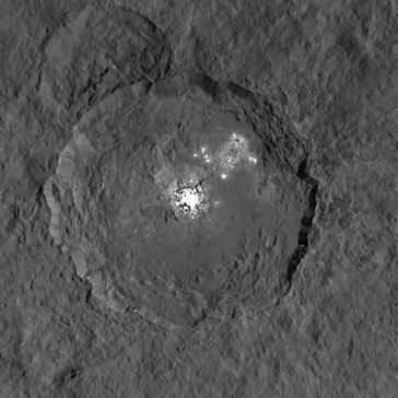 Die hellen Flecken auf Ceres, aufgenommen von der Dawn-Raumsonde.
