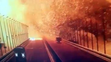 Ein Bild aus einem Überwachungsvideo zeigt Flammen und Rauch, die nach einer Explosion auf der Krim-Brücke in der Straße von Kertsch am 8. Oktober 2022 aufsteigen. Ein Lkw soll mit Sprengstoff beladen gewesen sein.