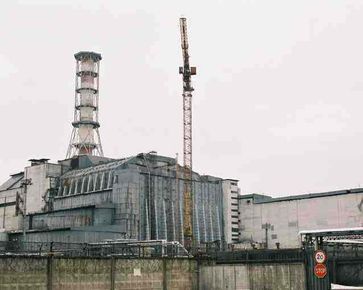Der havarierte Reaktor mit „Sarkophag“ im April 2003