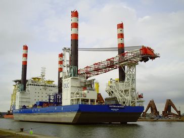 Victoria Mathias steht auf ihren Beinen im Hafen Bremerhaven (Juni 2012)