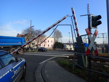 Die Bahnschranke nach dem Verkehrsunfall