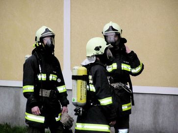 Feuerwehrleute in Schutzanzügen (Symbolbild)