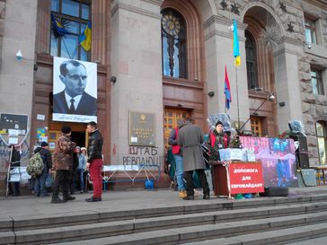 Porträt Banderas am Rathaus Kiew während des Euromaidan am 14. Januar 2014