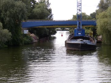 Bauschute mit Bagger in einer Brückenbaustelle (Symbolbild)