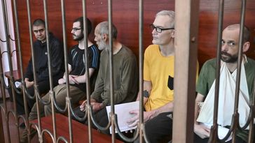 Von links: Der Kroate Vjekoslav Prebeg, die Briten Dylan Healy und John Harding, der Schwede Matias Gustavsson und der Brite Andrew Hill in einem Gerichtssaal in Donezk. 15. August 2022