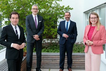 Das Podium des APA-Talks vor Ort v.l.: Moderator Rainer Nowak (Chefredakteur Die Presse), Franz Reischl (Präsident ÖGV – Österreichischer Genossenschaftsverband), Clemens Pig (Geschäftsführender Vorstand APA – Austria Presse Agentur) und Margarete Schramböck (Bundesministerin für Digitalisierung und Wirtschaft)  Bild: APA/APA-Fotoservice/Schedl Fotograf: APA