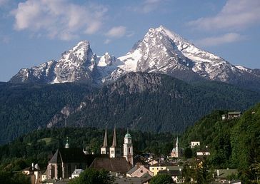 Watzmann, im Vordergrund die Kirchtürme von Berchtesgaden
