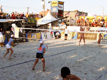 Beachtennisfeld mit Unterteilung der Hälften (Symbolbild)