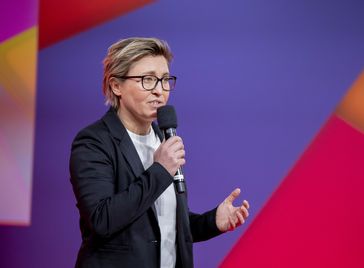 Susanne Hennig-Wellsow bei ihrer Rede zum Parteivorsitz (2021)