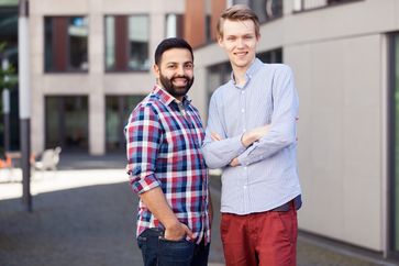 Mehdi Afridi und Konstantin Loebner Bild: "obs/WirkaufendeineNebenkosten.de"