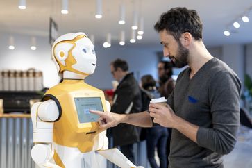 Humanoide Roboter erledigen eine Vielzahl von Aufgaben in verschiedenen Arbeitsumgebungen