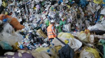 SWR Fernsehen NACH UNS DIE MÜLLFLUT?, "Diezemanns Reisen in die Wegwerfwelt", am Mittwoch (17.06.20) um 20:15 Uhr. Bild: "obs/SWR - Südwestrundfunk"