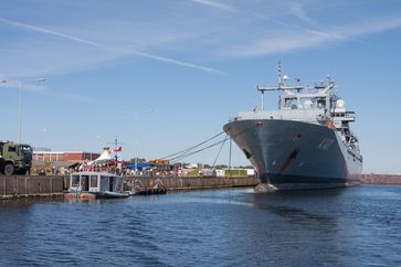 Tag der offenen Tür am 17.08.2016 im Marinestützpunkt Wilhelmshaven. Rechts ist der Einsatzgruppenversorger "Berlin" zu sehen.