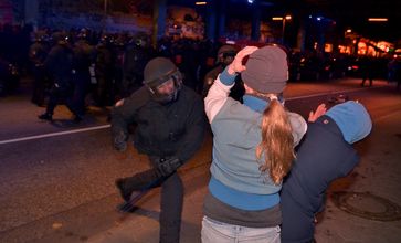 Wild prügelnde und Gesetze tretende Polizeitruppen in Hamburg (Symbolbild)
