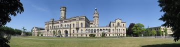 Das Hauptgebäude der Leibniz Universität Hannover. In dem rechts benachbarten Neubau befinden sich die Verwaltung der Technischen Informationsbibliothek und das Hochschulbüro für Internationales