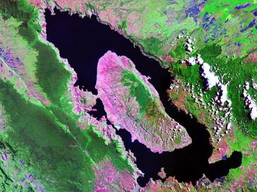 Falschfarben-Satellitenaufnahme des Tobasees, einer 100 km langen und 30 km breiten Caldera eines Supervulkans