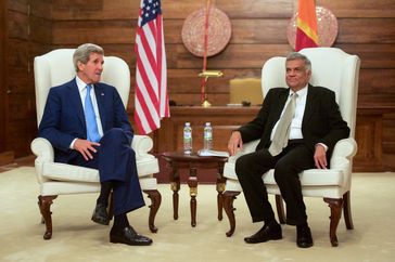 John Kerry (li) und Ranil Wickremesinghe (re) (2015), Archivbild