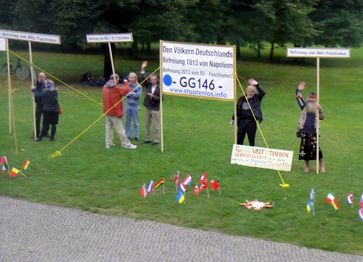 Protest von „Reichsbürgern“, die sich auf Artikel 146 des Grundgesetzes berufen (vor dem Reichstagsgebäude in Berlin 2013)