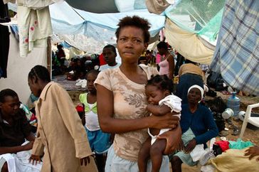 Gestrandet in einer Notunterkunft. Die junge Mutter steht alleine mit den Kindern. Der Vater ist beim Beben um- gekommen. Bild: World Vision