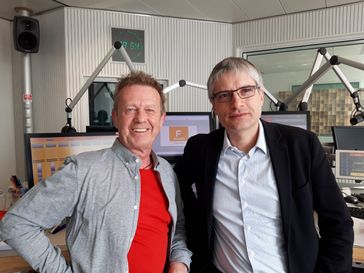 "FRAGEN WIR DOCH!"-Moderator Helmer Litzke mit GRÜNEN-Politiker Sven Giegold im RTL Radio-Studio in Berlin. Bild: "obs/MAASS-GENAU - Das Medienbüro/Helmer Litzke, RTL Radio"
