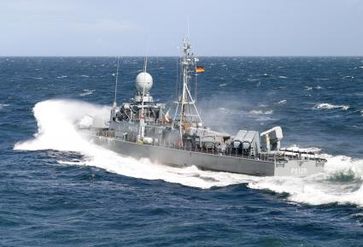 Navigationsübung. Die Schnellboote ZOBEL und FRETTCHEN führen unter Leitung der Fregatte SACHSEN ein Flottenballett auf. Bild: Deutsche Marine