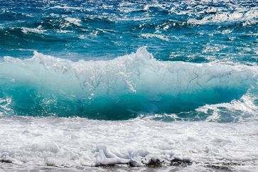 Alles Leben auf der Erde beruht auf Wasser und kam aus dem Wasser. Die Erde ist zum größten Teil von Wasser bedeckt. Wer am Strand des Ozeans steht und sich die Zeit nimmt, der Brandung zuzusehen, versteht auf einmal, wie äonenalt die Ozeane sind, wie machtvoll das Wasser, wie winzig klein wir sind und wie kurz unser kleines Leben ... was wir dem Wasser verdanken.