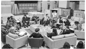 29. April, Pinewood Studios UK: Drehbuchautor/Regisseur/Produzent J.J. Abrams (oben Mitte) und die Schauspieler bei der Leseprobe zu Star Wars: Episode VII mit Harrison Ford, Daisy Ridley, Carrie Fisher, Peter Mayhew, Produzent Bryan Burk, Lucasfilm Präsidentin und Produzentin Kathleen Kennedy, Domhnall Gleeson, Anthony Daniels, Mark Hamill, Andy Serkis, Oscar Isaac, John Boyega, Adam Driver und Drehbuchautor Lawrence Kasdan (im Uhrzeigersinn von rechts). Bild: David James. Lucasfilm Ltd. & TM.