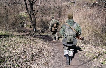 Auf dem Bild: Angehörige der Volksmiliz der Volksrepublik Lugansk in einem Wald in der Nähe der Ortschaft Nowotoschkowski, 7. April 2022. Bild: WIKTOR ANTONJUK / Sputnik