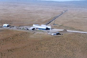 LIGO besteht aus mehreren Interferometern mit einer Armlänge von jeweils vier Kilo¬me¬tern, die an den Standorten Hanford/Washington (hier im Bild) und Livingston/Louisiana in den USA platziert sind. Quelle: www.ligo.org/multimedia/gallery/lho.php
Quelle: (idw)