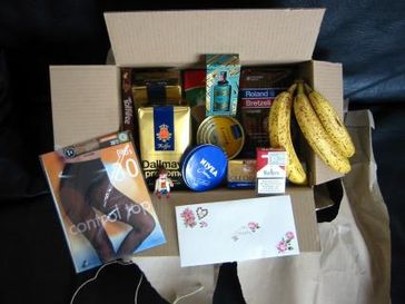 Care Paket mit Kaffee, Bananen, Kölnisch Wasser, Damenstrumpfhosen, Mehl und anderen guten Dingen aus dem Westen