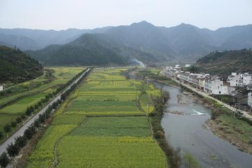 Einzugsgebiet des Jangtsekiang-Flusses, Südchina. Hier wird Wald gerodet, um Platz für Ackerland und Teeplantagen zu schaffen.Quelle: © M. Kuemmerlen (idw)