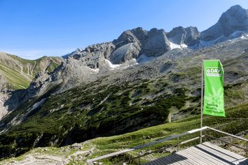 Flagge des DAV (Deutscher Alpenverein) an der Knorrhütte