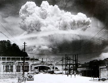 Die aufsteigende Wolke kurz nach der Explosion, fotografiert von Madsuda Hiromichi in einem Außenbezirk der Stadt (9. August 1945), Symbolbild