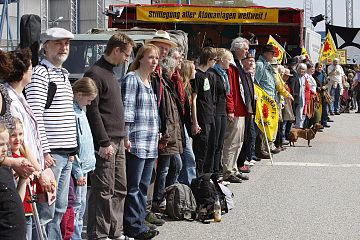 Die Menschenkette "KettenREaktion" der Initiative .ausgestrahlt am AKW in Krümmel. Bild: Andreas Conradt / PubliXviewinG