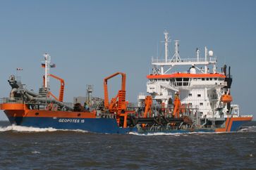 Saugbagger „Geopotes 15“ vollbeladen am 4. Mai 2007 elbabwärts vor Cuxhaven