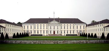 Schloss Bellevue in Berlin, ist der erste Amtssitz des deutschen Bundespräsidenten. Bild: Stephan Czuratis / wikipedia.org