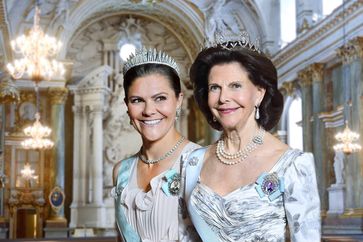 Königin Silvia von Schweden und ihre Tochter Kronprinzessin Victoria.  Bild: ZDF und Imago/IBL/Getty/AFP Fotograf: Imago/IBL/Getty/AFP