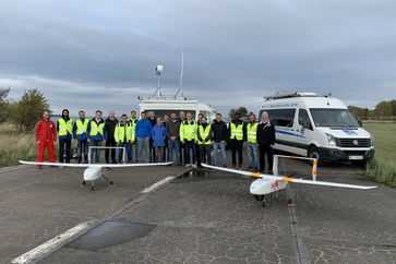 DGzRS-Wissenschaftler Thomas Lübcke (l.) und LARUS-Projektkoordinator Prof. Christian Wietfeld (TU Dortmund, r.) mit dem LARUS-Projektteam.
Quelle: DGzRS/TU Dortmund (idw)