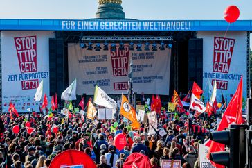 Am 10. Oktober 2015 protestierten bis zu 250.000 Menschen (Polizei: 150.000) in Berlin gegen TTIP und CETA