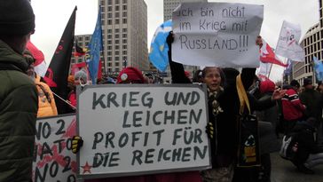 Die kapitalismuskritische Friedensbewegung in Berlin (25. Februar 2023) Bild: Felicitas Rabe / RT